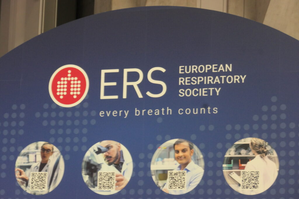 Top of ERS Banner. Dark blue background, an the left a white circle with red background inside and white dits forming a lung. to the right white writing: ERS European Respiratory Society every breath counts